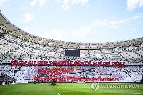 슈투트가르트는 18일 독일 슈투트가르트에 위치한 MHP아레나에서 열린 보루시아 묀헨글라트바흐와의 독일 분데스리가 최종전에서 4 대 0 대승을 거뒀다. 이날 분데스리가 득점 2위 세루 기라시가 2골 1도움을 올리며 맹활약한 가운데 정우영도 후반전 교체로 들어와 1골 1도움을 올리면서 승리에 일조했다. 지난해 여름 슈투트가르트로 이적한 정우영은 주로 교체로 많이 나오면서 출전 시간이 많지 않았지만 최종전에서 1골 1도움을 올리며 유종의 미를 거두는데 성공했다. 연합뉴스