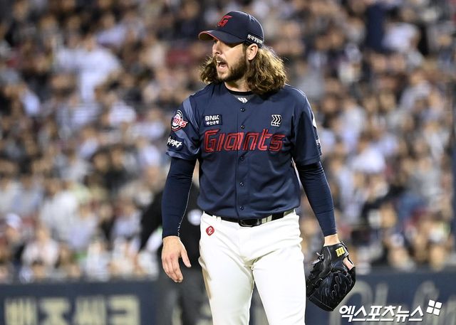 롯데 자이언츠 외국인 투수 애런 윌커슨. 5월 17일 서울 잠실야구장에서 열린 2024 신한 SOL Bank KBO리그 두산 베어스와의 팀 간 4차전에 선발등판, 6.2이닝 무실점 호투로 팀의 연승을 견인했다. 사진 김한준 기자