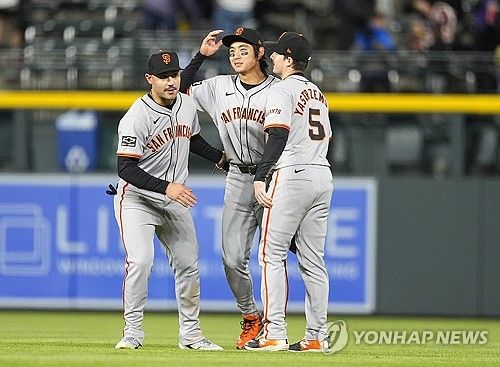 이정후가 시즌 아웃 진단을 받았다. 이정후 소속팀인 미국 메이저리그(MLB) 샌프란시스코 자이언츠 구단은 18일 이정후가 로스앤젤레스에서 닐 엘라트라체 박사를 만났고, 어깨 수술을 권유받았다며 이정후는 몇주 내 왼쪽 어깨 관절와순 봉합 수술을 받으며 2024년엔 그라운드에 서지 않을 전망이라고 밝혔다. 이정후는 지난 13일 신시내티와 홈 경기 1회 수비 도중 상대 타자 제이머 칸델라리오의 홈런성 타구를 쫓아가 공을 잡으려고 점프했으나 포구하지 못한 채 펜스에 강하게 부딪힌 뒤 쓰러졌다.&nbsp;연합뉴스