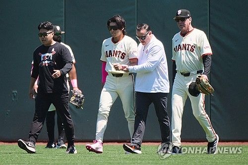 이정후가 시즌 아웃 진단을 받았다. 이정후 소속팀인 미국 메이저리그(MLB) 샌프란시스코 자이언츠 구단은 18일 이정후가 로스앤젤레스에서 닐 엘라트라체 박사를 만났고, 어깨 수술을 권유받았다며 이정후는 몇주 내 왼쪽 어깨 관절와순 봉합 수술을 받으며 2024년엔 그라운드에 서지 않을 전망이라고 밝혔다. 이정후는 지난 13일 신시내티와 홈 경기 1회 수비 도중 상대 타자 제이머 칸델라리오의 홈런성 타구를 쫓아가 공을 잡으려고 점프했으나 포구하지 못한 채 펜스에 강하게 부딪힌 뒤 쓰러졌다.&nbsp;연합뉴스