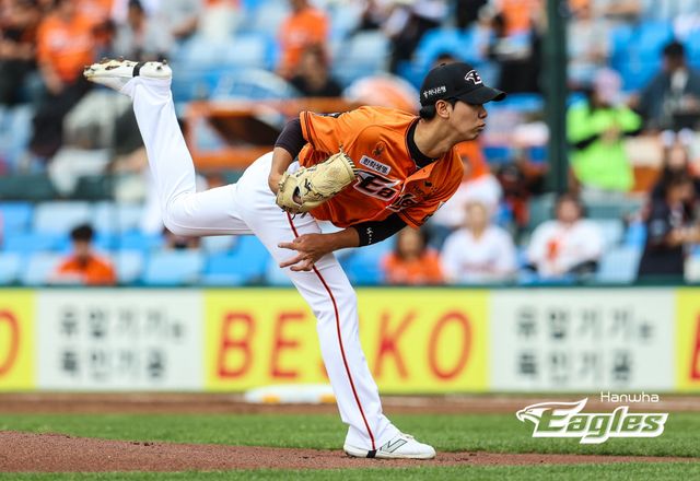 한화 이글스 신인 투수 황준서가 정규시즌 경기에 선발 등판해 투구하고 있다. 한화 이글스 제공