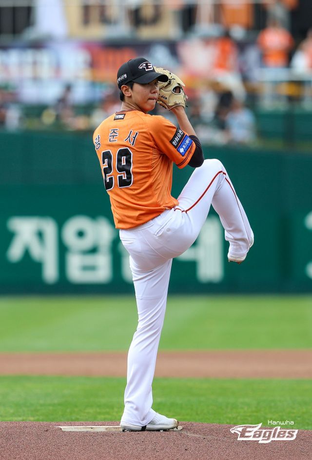 한화 이글스 신인 투수 황준서가 정규시즌 경기에 선발 등판해 투구하고 있다. 한화 이글스 제공