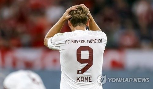 뮌헨이 19일(한국시간) 독일 호펜하임에 있는 프리제로 아레나에서 열린 호펜하임과의 2023-2024시즌 분데스리가 최종 라운드에서 2-4 역전패를 당했다.&nbsp; 뮌헨은 이 경기 패배로 승점 확보에 실패했다. 동시간대 열린 슈투트가르트와 보루시아 묀헨글라트바흐 경기에서 슈투트가르트가 4-0 대승을 거두면서 뮌헨은 3위(23승 3무 8패 승점 72)로 밀려났다. 슈투트가르트가 2위(23승 4무 7패 승점 73)로 올라섰다.&nbsp;3위로 떨어지면서 뮌헨은 2024-2025시즌 DFL 슈퍼컵 출전마저 13년 만에 좌절됐다. 연합뉴스