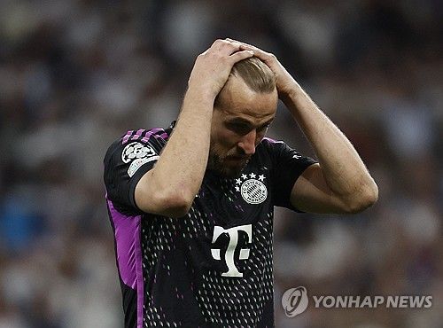 뮌헨이 19일(한국시간) 독일 호펜하임에 있는 프리제로 아레나에서 열린 호펜하임과의 2023-2024시즌 분데스리가 최종 라운드에서 2-4 역전패를 당했다.&nbsp; 뮌헨은 이 경기 패배로 승점 확보에 실패했다. 동시간대 열린 슈투트가르트와 보루시아 묀헨글라트바흐 경기에서 슈투트가르트가 4-0 대승을 거두면서 뮌헨은 3위(23승 3무 8패 승점 72)로 밀려났다. 슈투트가르트가 2위(23승 4무 7패 승점 73)로 올라섰다.&nbsp;3위로 떨어지면서 뮌헨은 2024-2025시즌 DFL 슈퍼컵 출전마저 13년 만에 좌절됐다. 연합뉴스