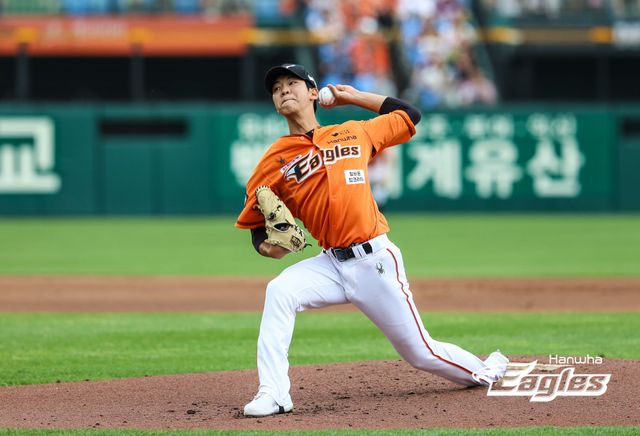 한화 이글스 신인 투수 황준서가 정규시즌 경기에 선발 등판해 투구하고 있다. 한화 이글스 제공