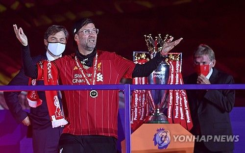 위르겐 클롭이 19일(한국시간) 자신의 사회관계망서비스(SNS) 인스타그램을 통해 자신의 구단에서의 마지막 날을 보낸 소감을 담은 영상을 공개했다.&nbsp; 클롭은 리버풀의 훈련장인 AXA 트레이닝 센터에 있는 자신의 사무실에서 마지막 날을 보내면서 해당 영상을 촬영한 것으로 보인다.&nbsp;클롭은 지난 1월 번아웃을 이유로 이번 시즌을 끝으로 리버풀 감독직에서 물러나기로 발표했다. 연합뉴스