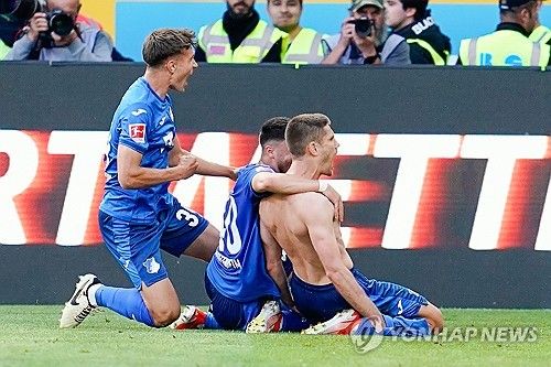 뮌헨이 19일(한국시간) 독일 호펜하임에 있는 프리제로 아레나에서 열린 호펜하임과의 2023-2024시즌 분데스리가 최종 라운드에서 2-4 역전패를 당했다.&nbsp; 뮌헨은 이 경기 패배로 승점 확보에 실패했다. 동시간대 열린 슈투트가르트와 보루시아 묀헨글라트바흐 경기에서 슈투트가르트가 4-0 대승을 거두면서 뮌헨은 3위(23승 3무 8패 승점 72)로 밀려났다. 슈투트가르트가 2위(23승 4무 7패 승점 73)로 올라섰다.&nbsp; 뮌헨이 3위로 내려앉은 건 지난 2010-2011시즌 이후 13년 만이다. 연합뉴스