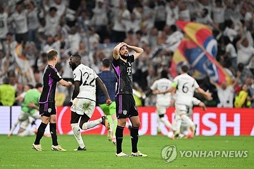 뮌헨이 19일(한국시간) 독일 호펜하임에 있는 프리제로 아레나에서 열린 호펜하임과의 2023-2024시즌 분데스리가 최종 라운드에서 2-4 역전패를 당했다.&nbsp; 뮌헨은 이 경기 패배로 승점 확보에 실패했다. 동시간대 열린 슈투트가르트와 보루시아 묀헨글라트바흐 경기에서 슈투트가르트가 4-0 대승을 거두면서 뮌헨은 3위(23승 3무 8패 승점 72)로 밀려났다. 슈투트가르트가 2위(23승 4무 7패 승점 73)로 올라섰다.&nbsp;3위로 떨어지면서 뮌헨은 2024-2025시즌 DFL 슈퍼컵 출전마저 13년 만에 좌절됐다. 연합뉴스