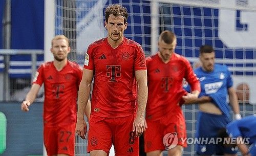 뮌헨이 19일(한국시간) 독일 호펜하임에 있는 프리제로 아레나에서 열린 호펜하임과의 2023-2024시즌 분데스리가 최종 라운드에서 2-4 역전패를 당했다.&nbsp; 뮌헨은 이 경기 패배로 승점 확보에 실패했다. 동시간대 열린 슈투트가르트와 보루시아 묀헨글라트바흐 경기에서 슈투트가르트가 4-0 대승을 거두면서 뮌헨은 3위(23승 3무 8패 승점 72)로 밀려났다. 슈투트가르트가 2위(23승 4무 7패 승점 73)로 올라섰다.&nbsp; 뮌헨이 3위로 내려앉은 건 지난 2010-2011시즌 이후 13년 만이다. 연합뉴스