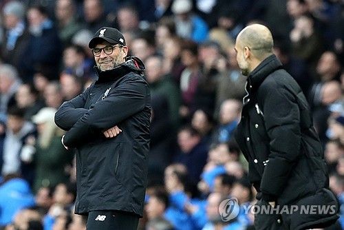 위르겐 클롭이 19일(한국시간) 자신의 사회관계망서비스(SNS) 인스타그램을 통해 자신의 구단에서의 마지막 날을 보낸 소감을 담은 영상을 공개했다.&nbsp; 클롭은 리버풀의 훈련장인 AXA 트레이닝 센터에 있는 자신의 사무실에서 마지막 날을 보내면서 해당 영상을 촬영한 것으로 보인다.&nbsp;클롭은 지난 1월 번아웃을 이유로 이번 시즌을 끝으로 리버풀 감독직에서 물러나기로 발표했다. 연합뉴스