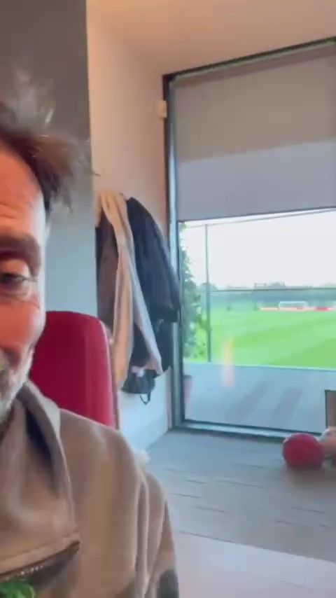 위르겐 클롭이 19일(한국시간) 자신의 사회관계망서비스(SNS) 인스타그램을 통해 자신의 구단에서의 마지막 날을 보낸 소감을 담은 영상을 공개했다.&nbsp; 클롭은 리버풀의 훈련장인 AXA 트레이닝 센터에 있는 자신의 사무실에서 마지막 날을 보내면서 해당 영상을 촬영한 것으로 보인다.&nbsp;클롭은 지난 1월 번아웃을 이유로 이번 시즌을 끝으로 리버풀 감독직에서 물러나기로 발표했다. 클롭 SNS