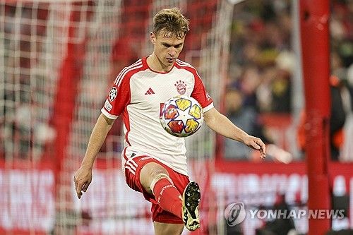 독일 매체 20min에 따르면 바이에른 뮌헨 주장단 마누엘 노이어와 요주아 키미히는 김민재를 옹호했다. 김민재는 1일 레알 마드리드와의 UEFA 챔피언스리그 준결승 1차전에서 선발로 나와 풀타임을 뛰었지만 2실점에 모두 관여하면서 2 대 2 무승부 원흉으로 지목됐다. 뮌헨을 이끄는 토마스 투헬 감독도 김민재 플레이를 지적한 가운데 노이어와 키미히는 팀 동료를 감싸면서 눈길을 끌었다. 연합뉴스