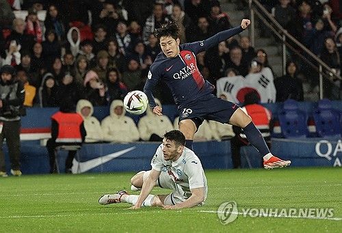 PSG는 2일 독일 도르트문트에 위치한 지그날 이두나 파크에서 열린 보루시아 도르트문트와의 UEFA 챔피언스리그 준결승 1차전에서 전반 36분 니클라스 퓔크루크에게 결승골을 허용하며 0 대 1로 패했다. 직전 경기에서 날카로운 크로스로 공격포인트를 올렸던 이강인은 이날 벤치 명단에 이름을 올렸다. PSG는 팀이 지고 있는 상황 속에서 교체 카드가 3장 남아 있었지만 끝내 이강인을 기용하지 않아 눈길을 끌었다. 연합뉴스