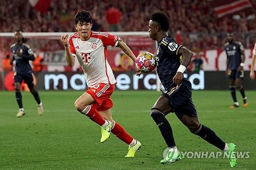 김민재는 1일 바이에른 뮌헨과 레알 마드리드 간의 UEFA 챔피언스리그 준결승 1차전에서 선발로 나와 풀타임을 뛰었지만 2실점에 모두 관여하면서 2 대 2 무승부 원흉으로 지목됐다. 경기가 끝나고 김민재에게 많은 혹평이 쏟아진 가운데 축구 애니메이션 유튜버 442oons는 아예 김민재를 비판하고 조롱하는 영상까지 제작했다. 연합뉴스