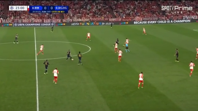 독일 최고 명문 바이에른 뮌헨에서 뛰는 수비수 김민재에겐 잊고 싶은 날이 됐다. 김민재는 1일 독일 뮌헨 알리안츠 아레나에서 열린 2023-2024 유럽축구연맹(UEFA) 챔피언스리그 준결승 1차전 레알 마드리드와의 홈 경기에서 수비 실수로 첫 실점 빌미를 내주고, 페널티킥을 내줘 두번째 실점을 헌납하는 등 최악의 플레이를 펼쳤다. 뮌헨은 2-2로 비겼다. 독일 유력지 빌트는 김민재에게 양팀 선수 중 최하 평점이자 좀처럼 나오기 힘든 점수인 6점을 줬다. 중계화면 캡쳐