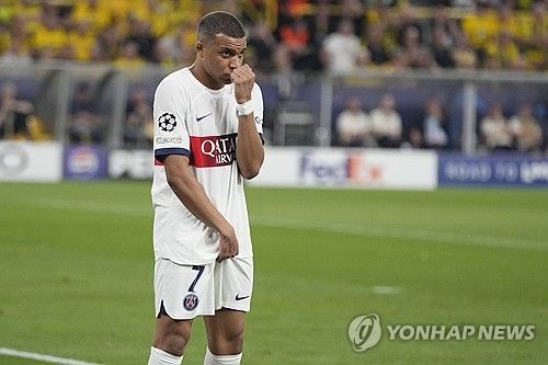 PSG는 2일 독일 도르트문트에 위치한 지그날 이두나 파크에서 열린 보루시아 도르트문트와의 UEFA 챔피언스리그 준결승 1차전에서 전반 36분 니클라스 퓔크루크에게 결승골을 허용하며 0 대 1로 패했다. 직전 경기에서 날카로운 크로스로 공격포인트를 올렸던 이강인은 이날 벤치 명단에 이름을 올렸다. PSG는 팀이 지고 있는 상황 속에서 교체 카드가 3장 남아 있었지만 끝내 이강인을 기용하지 않아 눈길을 끌었다. 연합뉴스