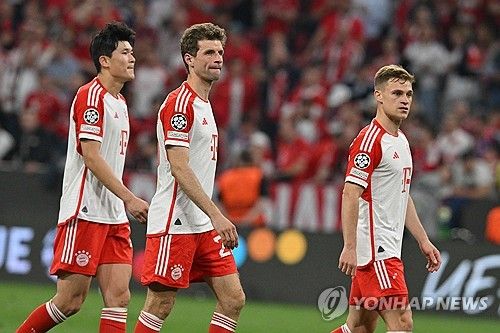 김민재는 1일 바이에른 뮌헨과 레알 마드리드 간의 UEFA 챔피언스리그 준결승 1차전에서 선발로 나와 풀타임을 뛰었지만 2실점에 모두 관여하면서 2 대 2 무승부 원흉으로 지목됐다. 경기가 끝나고 김민재에게 많은 혹평이 쏟아진 가운데 축구 애니메이션 유튜버 442oons는 아예 김민재를 비판하고 조롱하는 영상까지 제작했다. 연합뉴스