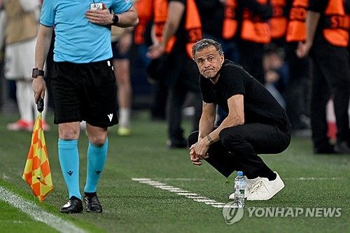 PSG는 2일 독일 도르트문트에 위치한 지그날 이두나 파크에서 열린 보루시아 도르트문트와의 UEFA 챔피언스리그 준결승 1차전에서 전반 36분 니클라스 퓔크루크에게 결승골을 허용하며 0 대 1로 패했다. 직전 경기에서 날카로운 크로스로 공격포인트를 올렸던 이강인은 이날 벤치 명단에 이름을 올렸다. PSG는 팀이 지고 있는 상황 속에서 교체 카드가 3장 남아 있었지만 끝내 이강인을 기용하지 않아 눈길을 끌었다. 연합뉴스
