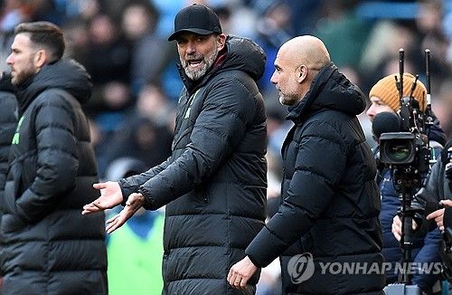 과르디올라 감독이 20일(한국시간) 웨스트햄 유나이티드와의 2023-2024시즌 프리미어리그 최종전 승리로 우승을 차지한 뒤, 기자회견에서 클롭 감독을 떠올리며 눈물을 보였다.&nbsp; 과르디올라 감독이 이끄는 맨시티는 이날 잉글랜드 맨체스터에 있는 에티하드 스타디움에서 열린 웨스트햄과의 리그 최종전에서 3-1로 승리했다. 과르디올라는 리버풀을 떠나는 위르겐 클롭 감독을 떠올리며 눈물을 보였다. 연합뉴스