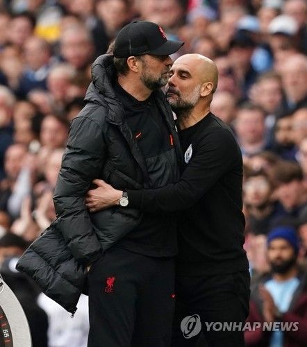 과르디올라 감독이 20일(한국시간) 웨스트햄 유나이티드와의 2023-2024시즌 프리미어리그 최종전 승리로 우승을 차지한 뒤, 기자회견에서 클롭 감독을 떠올리며 눈물을 보였다.&nbsp; 과르디올라 감독이 이끄는 맨시티는 이날 잉글랜드 맨체스터에 있는 에티하드 스타디움에서 열린 웨스트햄과의 리그 최종전에서 3-1로 승리했다. 과르디올라는 리버풀을 떠나는 위르겐 클롭 감독을 떠올리며 눈물을 보였다. 연합뉴스