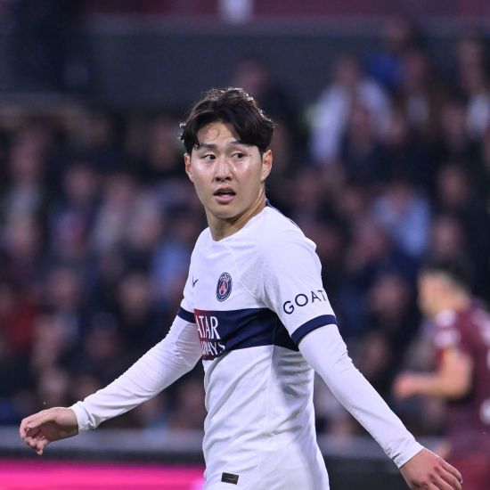 PSG가 20일(한국시간) 프랑스 메츠 인근에 있는 스타드 생 생포리앵에서 열린 FC메츠와의 2023-2024시즌 리그1 최종 라운드에서 이강인의 1골 1도움 맹활약 속에 2-0으로 승리했다.&nbsp;이강인은 이날 1골 1도움으로 맹활약하며 후스코어드닷컴으로부터 양팀 최다인 8.4점의 평점을 받았다. 이제 PSG에게 남은 대회는 쿠프 드 프랑스다. 오는 26일 오전 4시 프랑스 릴 근교 도시에 위치한 스타드 피에르-모루아에서 PSG는 올랭피크 리옹과 결승전을 갖는다.&nbsp; 이 경기까지 잡으면, PSG는 도메스틱 트레블(리그1-슈퍼컵-쿠프 드 프랑스)을 달성하게 된다. 지난 2019-2020시즌 이후 4년 만의 트레블이 될 수 있다. PSG