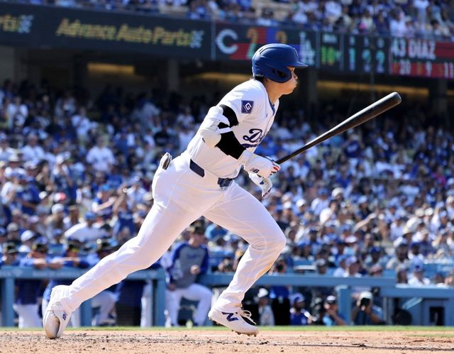 LA 다저스 오타니 쇼헤이가 20일 미국 캘리포니아주 로스엔젤레스의 다저스타디움에서 열린 2024 미국프로야구 메이저리그 신시내티 레즈와의 홈경기에서 10회말에 터진 오타니의 끝내기 안타에 힘입어 3-2 승리를 거뒀다.&nbsp;오타니는 4타수 2안타 1타점을 기록하며 팀 내에서 유일하게 멀티히트를 달성했고, 시즌 타율을 0.350에서 0.353으로 끌어올렸다. AFP 연합뉴스