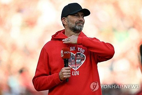과르디올라 감독이 20일(한국시간) 웨스트햄 유나이티드와의 2023-2024시즌 프리미어리그 최종전 승리로 우승을 차지한 뒤, 기자회견에서 클롭 감독을 떠올리며 눈물을 보였다.&nbsp; 과르디올라 감독이 이끄는 맨시티는 이날 잉글랜드 맨체스터에 있는 에티하드 스타디움에서 열린 웨스트햄과의 리그 최종전에서 3-1로 승리했다. 과르디올라는 리버풀을 떠나는 위르겐 클롭 감독을 떠올리며 눈물을 보였다. 연합뉴스
