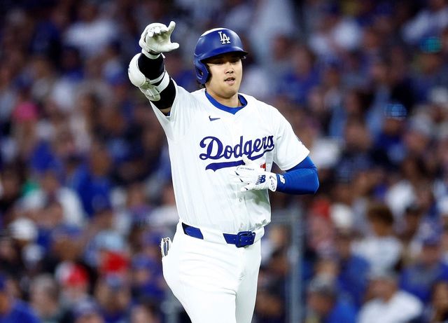 LA 다저스 오타니 쇼헤이가 20일 미국 캘리포니아주 로스엔젤레스의 다저스타디움에서 열린 2024 미국프로야구 메이저리그 신시내티 레즈와의 홈경기에서 10회말에 터진 오타니의 끝내기 안타에 힘입어 3-2 승리를 거뒀다.&nbsp;오타니는 4타수 2안타 1타점을 기록하며 팀 내에서 유일하게 멀티히트를 달성했고, 시즌 타율을 0.350에서 0.353으로 끌어올렸다. AFP 연합뉴스
