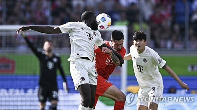 김민재가 독일 최고 명문 바이에른 뮌헨에서 지낸 파란만장했던 첫 시즌을 돌아봤다. 지난 시즌 나폴리에서 이탈리아 세리에A 최고의 수비수로 등극한 김민재는 올 시즌을 앞두고 뮌헨으로 이적했는데, 시즌 초반과 달리 후반부에는 에릭 다이어와 마테이스 더리흐트 등 다른 센터백 자원들과의 주전 경쟁에서 밀려 많은 경기를 소화하지 못했다. 메가 클럽에서의 첫 시즌을 마무리한 김민재는 현지 매체와의 인터뷰에서 시즌이 불만족스러웠다며 내년에 더 나은 모습을 보여주겠다고 다짐했다. 김민재는 자신을 후반기에 후보로 내쳤던 토마스 투헬 감독이 구단과 협상 끝에 이번 시즌을 끝으로 떠난 만큼 다음 시즌엔 백지경쟁을 할 수 있다는 게 긍정적이다. 프리미어리그 레전드 수비수 뱅상 콤파니 현 번리 감독이 뮌헨 부임 협상을 하고 있다. 연합뉴스