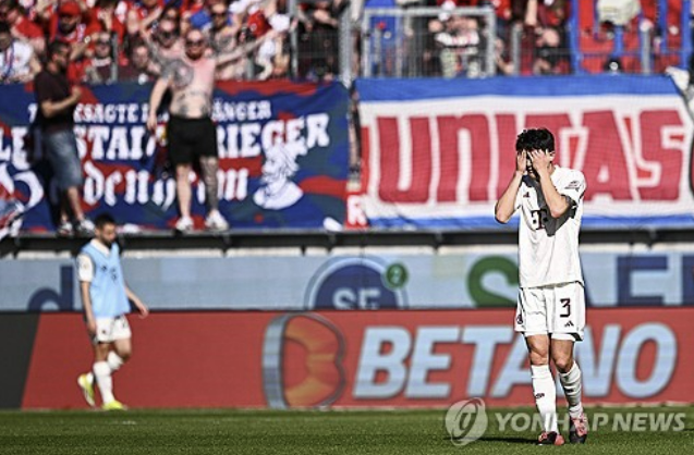 김민재가 독일 최고 명문 바이에른 뮌헨에서 지낸 파란만장했던 첫 시즌을 돌아봤다. 지난 시즌 나폴리에서 이탈리아 세리에A 최고의 수비수로 등극한 김민재는 올 시즌을 앞두고 뮌헨으로 이적했는데, 시즌 초반과 달리 후반부에는 에릭 다이어와 마테이스 더리흐트 등 다른 센터백 자원들과의 주전 경쟁에서 밀려 많은 경기를 소화하지 못했다. 메가 클럽에서의 첫 시즌을 마무리한 김민재는 현지 매체와의 인터뷰에서 시즌이 불만족스러웠다며 내년에 더 나은 모습을 보여주겠다고 다짐했다. 김민재는 자신을 후반기에 후보로 내쳤던 토마스 투헬 감독이 구단과 협상 끝에 이번 시즌을 끝으로 떠난 만큼 다음 시즌엔 백지경쟁을 할 수 있다는 게 긍정적이다. 프리미어리그 레전드 수비수 뱅상 콤파니 현 번리 감독이 뮌헨 부임 협상을 하고 있다. 연합뉴스