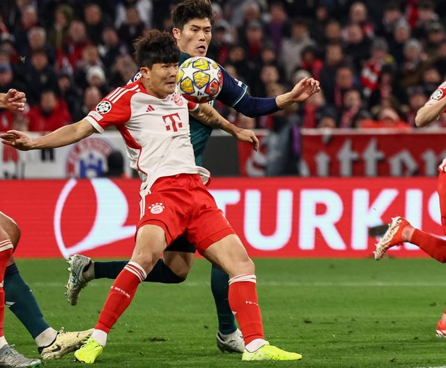 김민재가 독일 최고 명문 바이에른 뮌헨에서 지낸 파란만장했던 첫 시즌을 돌아봤다. 지난 시즌 나폴리에서 이탈리아 세리에A 최고의 수비수로 등극한 김민재는 올 시즌을 앞두고 뮌헨으로 이적했는데, 시즌 초반과 달리 후반부에는 에릭 다이어와 마테이스 더리흐트 등 다른 센터백 자원들과의 주전 경쟁에서 밀려 많은 경기를 소화하지 못했다. 메가 클럽에서의 첫 시즌을 마무리한 김민재는 현지 매체와의 인터뷰에서 시즌이 불만족스러웠다며 내년에 더 나은 모습을 보여주겠다고 다짐했다. 김민재는 자신을 후반기에 후보로 내쳤던 토마스 투헬 감독이 구단과 협상 끝에 이번 시즌을 끝으로 떠난 만큼 다음 시즌엔 백지경쟁을 할 수 있다는 게 긍정적이다. 프리미어리그 레전드 수비수 뱅상 콤파니 현 번리 감독이 뮌헨 부임 협상을 하고 있다. 연합뉴스