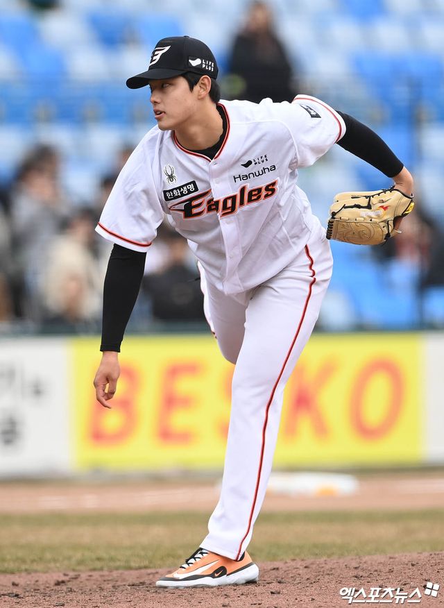 대전 한화생명이글스파크에서 열린 2024 신한 SOL Bank KBO리그 KIA 타이거즈와 한화 이글스의 시범경기, 6회초 한화 문동주가 역투하고 있다. 엑스포츠뉴스DB