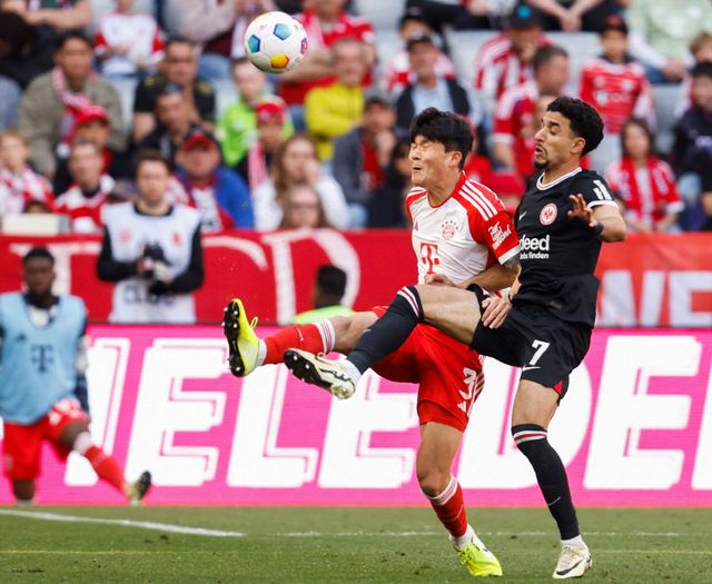 김민재가 독일 최고 명문 바이에른 뮌헨에서 지낸 파란만장했던 첫 시즌을 돌아봤다. 지난 시즌 나폴리에서 이탈리아 세리에A 최고의 수비수로 등극한 김민재는 올 시즌을 앞두고 뮌헨으로 이적했는데, 시즌 초반과 달리 후반부에는 에릭 다이어와 마테이스 더리흐트 등 다른 센터백 자원들과의 주전 경쟁에서 밀려 많은 경기를 소화하지 못했다. 메가 클럽에서의 첫 시즌을 마무리한 김민재는 현지 매체와의 인터뷰에서 시즌이 불만족스러웠다며 내년에 더 나은 모습을 보여주겠다고 다짐했다. 김민재는 자신을 후반기에 후보로 내쳤던 토마스 투헬 감독이 구단과 협상 끝에 이번 시즌을 끝으로 떠난 만큼 다음 시즌엔 백지경쟁을 할 수 있다는 게 긍정적이다. 프리미어리그 레전드 수비수 뱅상 콤파니 현 번리 감독이 뮌헨 부임 협상을 하고 있다. 연합뉴스