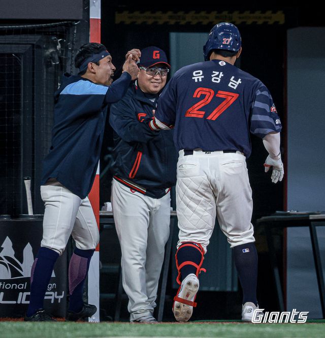 롯데 자이언츠 포수 유강남. 지난 5월 14일 수원 KT 위즈전에서 2024 시즌 1호 홈런을 기록한 뒤 김태형 감독에게 축하를 받던 모습. 사진 롯데 자이언츠