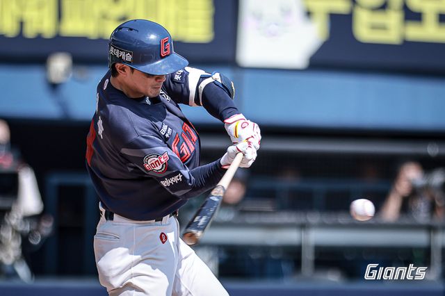 롯데 자이언츠 외야수 신윤후. 5월 22일 부산 사직야구장에서 열린 2024 신한 SOL Bank KBO리그 KIA 타이거즈와의 팀 간 4차전에 8번타자 겸 우익수로 선발출전, 9회초 결정적인 호수비로 팀의 2연승에 힘을 보탰다. 사진 롯데 자이언츠