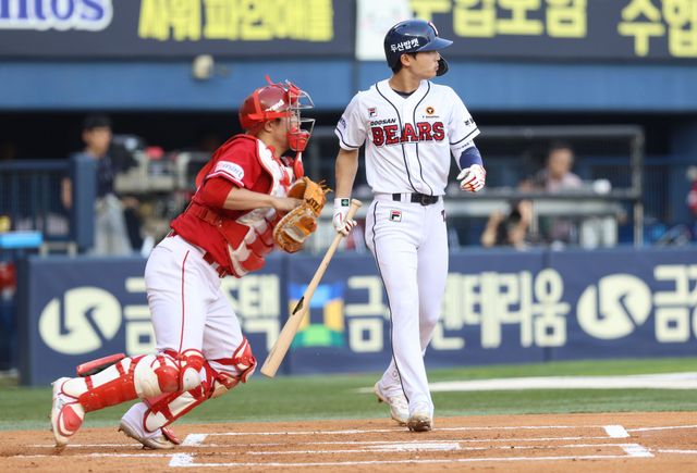 22일 서울 잠실구장에서 열린 2024 신한 SOL Bank KBO리그 SSG 랜더스와 두산 베어스의 경기, 두산 이유찬이 타격을 하고 있다. 두산 베어스