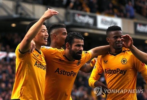 축구 통계 사이트 후스코어드닷컴이 22일(한국시간) 2023-2024시즌 프리미어리그에서 가장 발전한 선수 10명을 소개했다. 황희찬이 전체 4위에 올랐다.&nbsp; 후스코어드는 지난 2022-2023시즌과 이번 시즌 모두 리그에서 25경기 이상 뛴 선수들을 기준으로 올 시즌 평점 상승 폭이 큰 선수들을 선정했다.&nbsp;황희찬은 지난 시즌 전체 평점 대비 0.48점 올라 전체 4위에 올랐다.&nbsp;연합뉴스