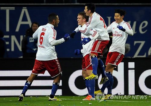 손흥민이 21일(한국시간) 호주 멜버른에 있는 멜버른 크리켓 스타디움에서 진행된 토트넘 홋스퍼의 오픈 트레이닝 행사를 앞두고 전 소속팀 함부르크 동료 톨가이 아슬란(33)과 재회했다.&nbsp; 토트넘은 오는 22일 오후 6시 45분 이곳에서 뉴캐슬 유나이티드와 시즌 종료 후 친선 경기를 갖는다.&nbsp;손흥민은 이날 오픈 트레이닝 이후 함부르크 시절 절친 아슬란과 포옹했다. 연합뉴스