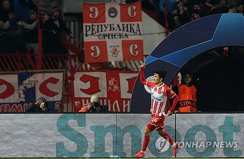 세르비아 매체 스포르탈이 28일(한국시간) 황인범의 이적설을 전하면서 '한국인 지휘자(Korea Conductor)'를 지키는 것은 정말 어려운 일이라고 전했다.&nbsp;황인범은 대표팀 동료이자 절친 황희찬의 소속팀 울버햄튼 원더러스의 관심을 받고 있다. 연합뉴스