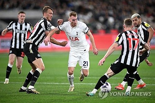 토트넘 홋스퍼는 22일 호주 멜버른에 위치한 멜버른 크리켓 그라운드에서 열린 뉴캐슬 유나이티드와의 친선전에서 전반 32분 제임스 매디슨의 선제골로 리드를 잡았으나 전반 45분 알렉산데르 이사크에게 동점골을 허용해 1 대 1 무승부를 거뒀다. 이날 토트넘 주장 손흥민은 선발로 출전해 후반 16분 교체되기 전까지 약 61분 가량 그라운드를 누볐다. 연합뉴스