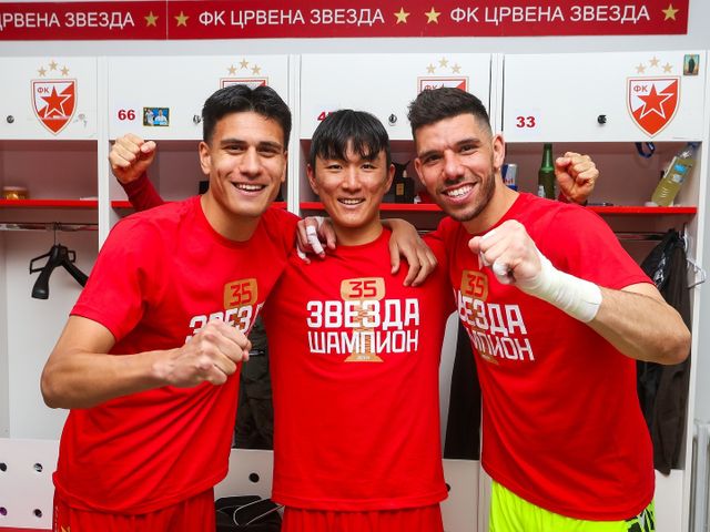 즈베즈다가 22일(한국시간) 세르비아 로즈니차에 있는 라가토르 스타디움에서 열린 보이보디나와의 2023-2024시즌 세르비아컵 결승전에서 2-1로 승리하며 우승을 차지했다.&nbsp;앞서 리그 우승을 확정한 즈베즈다는 4시즌 연속 더블에 성공했다. 프리미어리그 구단과 연결되고 있는 황인범은 개인 최고의 시즌을 보냈다. 즈베즈다