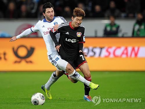 손흥민이 21일(한국시간) 호주 멜버른에 있는 멜버른 크리켓 스타디움에서 진행된 토트넘 홋스퍼의 오픈 트레이닝 행사를 앞두고 전 소속팀 함부르크 동료 톨가이 아슬란(33)과 재회했다.&nbsp; 토트넘은 오는 22일 오후 6시 45분 이곳에서 뉴캐슬 유나이티드와 시즌 종료 후 친선 경기를 갖는다.&nbsp;손흥민은 이날 오픈 트레이닝 이후 함부르크 시절 절친 아슬란과 포옹했다. 연합뉴스