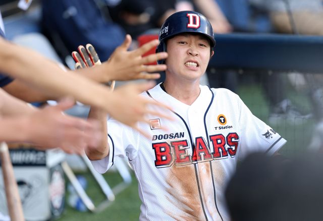 22일 서울 잠실구장에서 열린 2024 신한 SOL Bank KBO리그 SSG 랜더스와 두산 베어스의 경기, 두산 정수빈이 득점 후 더그아웃에서 하이파이브를 하고 있다. 두산 베어스