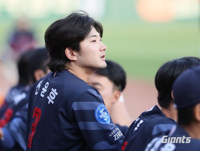 롯데 자이언츠 외야수 신윤후. 5월 22일 부산 사직야구장에서 열린 2024 신한 SOL Bank KBO리그 KIA 타이거즈와의 팀 간 4차전에 8번타자 겸 우익수로 선발출전, 9회초 결정적인 호수비로 팀의 2연승에 힘을 보탰다. 사진 롯데 자이언츠