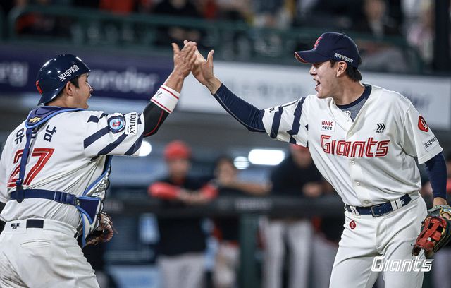 롯데 자이언츠 포수 유강남과 내야수 나승엽이 5월 22일 부산 사직야구장에서 열린 2024 신한 SOL Bank KBO리그 KIA 타이거즈와의 팀 간 4차전에서 승리한 뒤 기뻐하고 있다. 사진 롯데 자이언츠