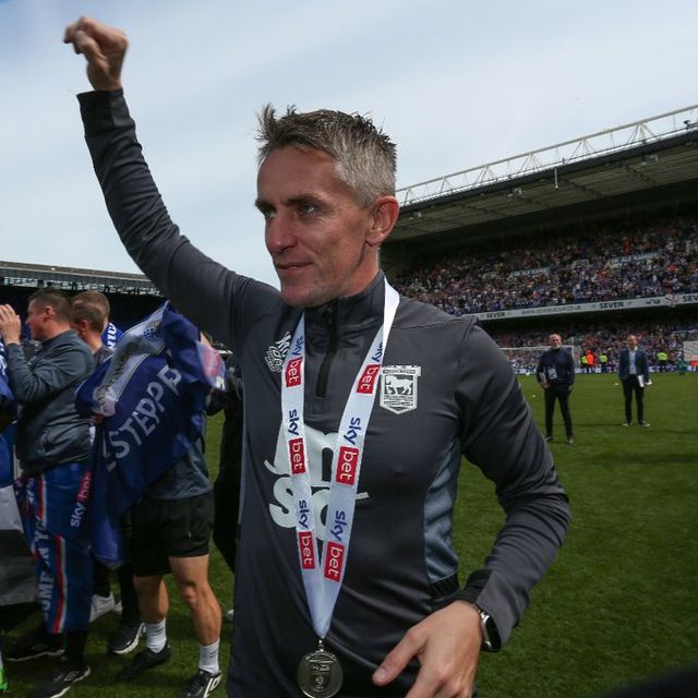 영국 스카이스포츠가 24일(한국시간) 맨체스터 유나이티드가 매케나 감독 측과 만나 대화를 나눴다고 전했다. 매케나는 이미 첼시의 강력한 차기 감독 후보로 거론되고 있다.&nbsp;맨유는 에릭 턴하흐 감독의 거취를 결정해야 매케나를 영입할 수 있다. 임스위치 타운