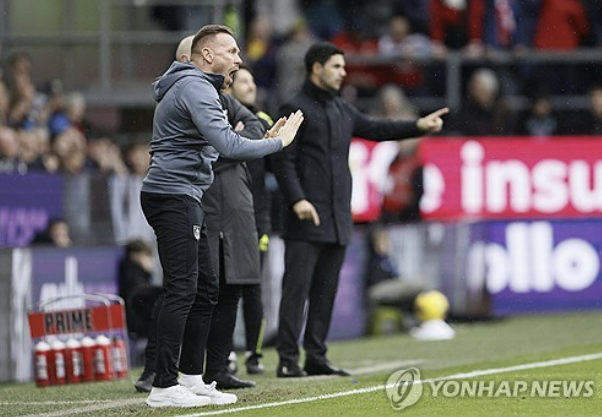 김민재가 뛰고 있는 독일 최고 명문 바이에른 뮌헨이 벨기에 출신의 세계적인 센터백으로 이름을 날렸던 뱅상 콤파니 감독을 데려오기 직전이다. 콤파니 감독은 뮌헨으로부터 첫 전화를 받은 뒤 OK 사인을 줬으며 이적시장 전문가들도 그의 뮌헨 입성을 시간문제로 보고 있다. 뮌헨과 콤파니의 현 소속팀인 번리가 위약금 협상을 하고 있다. 그런 가운데 프리미어리그에서 화이팅 넘치는 공격적인 플레이로 각광받았던 크레이그 벨라미도 수석코치로 콤파니와 호흡하며 김민재를 가르칠 것으로 보여 시선을 끈다. 연합뉴스