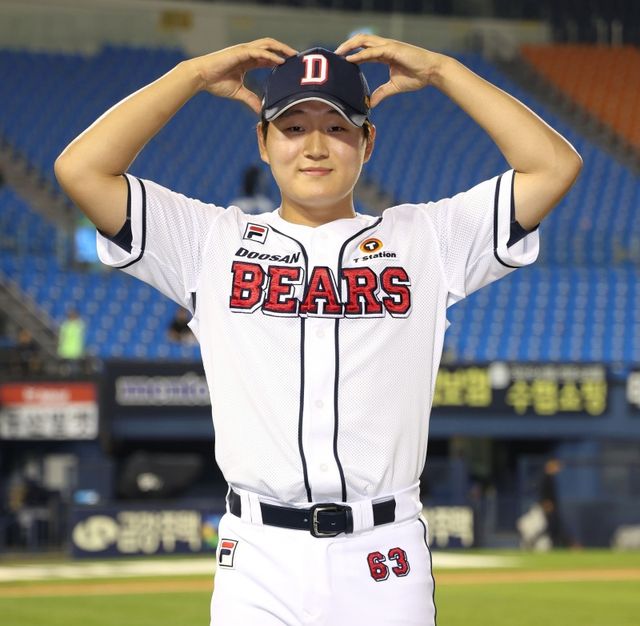 22일 서울 잠실구장에서 열린 2024 신한 SOL Bank KBO리그 SSG 랜더스와 두산 베어스의 경기, 두산이 3-1 승리를 거두고 3연승을 달성했다. 전날 데뷔 첫 세이브를 작성했던 김택연은 이날 1⅔이닝 무실점으로 구원승을 올렸다. 두산 베어스