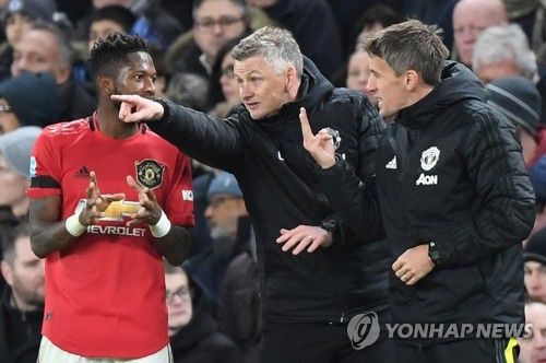 영국 스카이스포츠가 24일(한국시간) 맨체스터 유나이티드가 매케나 감독 측과 만나 대화를 나눴다고 전했다. 매케나는 이미 첼시의 강력한 차기 감독 후보로 거론되고 있다.&nbsp;맨유는 에릭 턴하흐 감독의 거취를 결정해야 매케나를 영입할 수 있다. 연합뉴스