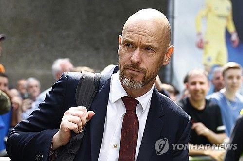 영국 스카이스포츠가 24일(한국시간) 맨체스터 유나이티드가 매케나 감독 측과 만나 대화를 나눴다고 전했다. 매케나는 이미 첼시의 강력한 차기 감독 후보로 거론되고 있다.&nbsp;맨유는 에릭 턴하흐 감독의 거취를 결정해야 매케나를 영입할 수 있다. 연합뉴스